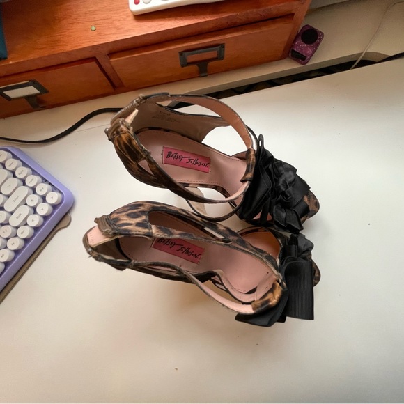 Betsy Johnson HEELS. size 8 - Picture 2 of 5